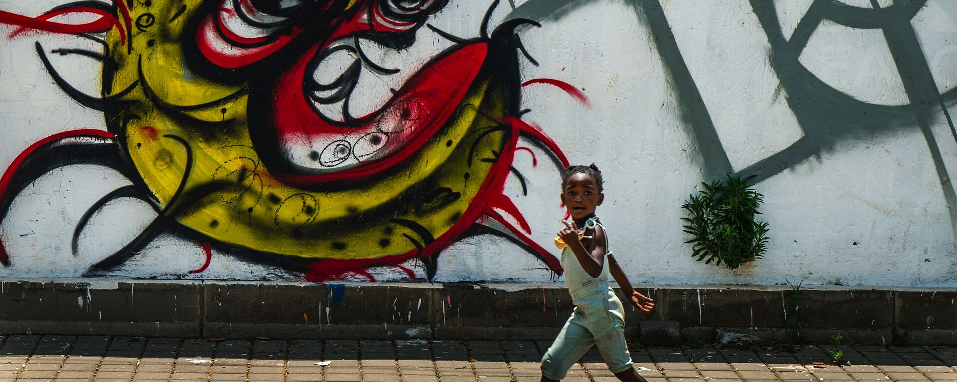 Ребенок у граффити с изображением COVID-19 в Совето, ЮАР - Sputnik Армения, 1920, 02.07.2021