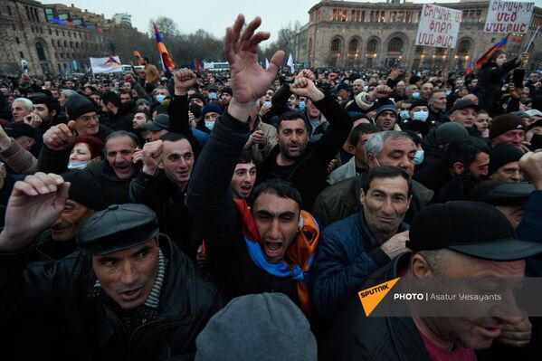 Митинг сторонников премьер-министра Армении Никола Пашиняна на площади Республики (1 марта 2021). Еревaн - Sputnik Армения