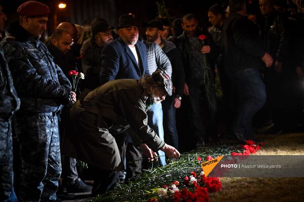 Сторонники премьер-министра Армении возлагают цветы к памятнику Мясникяну (1 марта 2021). Еревaн - Sputnik Армения