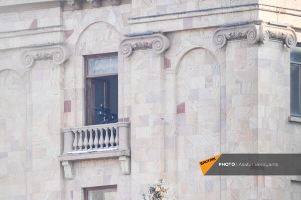 Ствол винтовки, виднеющийся из окна здания Национального Собрания Армении (3 марта 2021). Еревaн - Sputnik Армения