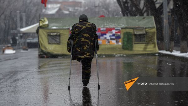 Одноногий военнослужащий на фоне палаток на перекрытом оппозиционерами проспекте Баграмяна (1 марта 2021). Еревaн - Sputnik Արմենիա