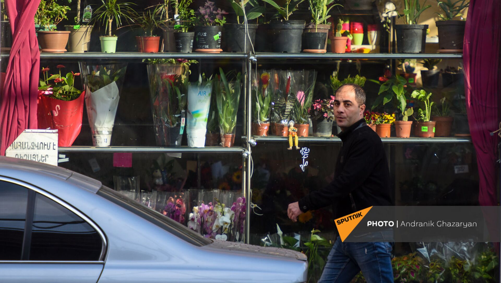 Мужчина проходит мимо витрины цветочного магазина на улице Касьяна - Sputnik Армения, 1920, 22.07.2021