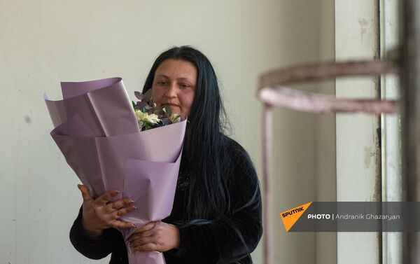 Цветочница Карине Товмасян собирает букет в магазине при теплице - Sputnik Армения