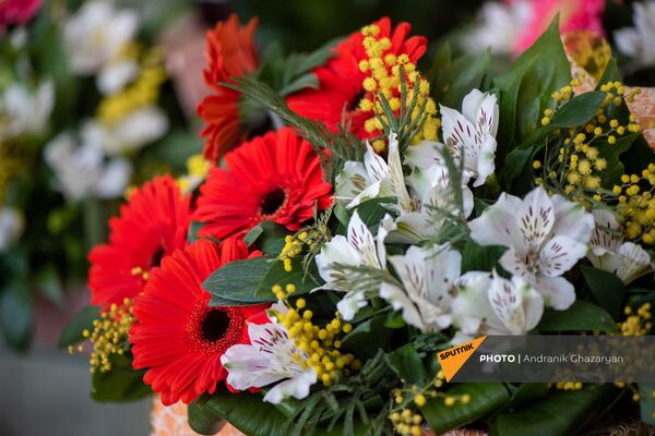 Готовый букет в цветочном магазине Карине Товмасян - Sputnik Армения