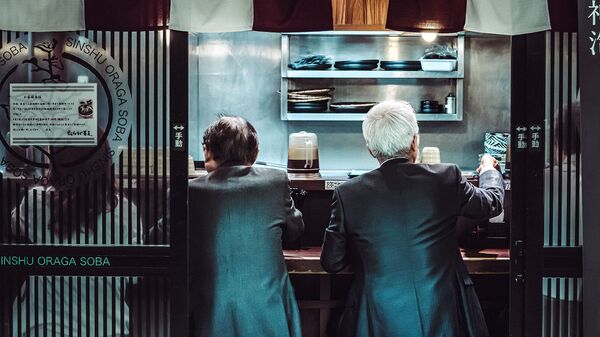 Мужчины обедают в подземном ресторане в Нагое, Япония - Sputnik Армения