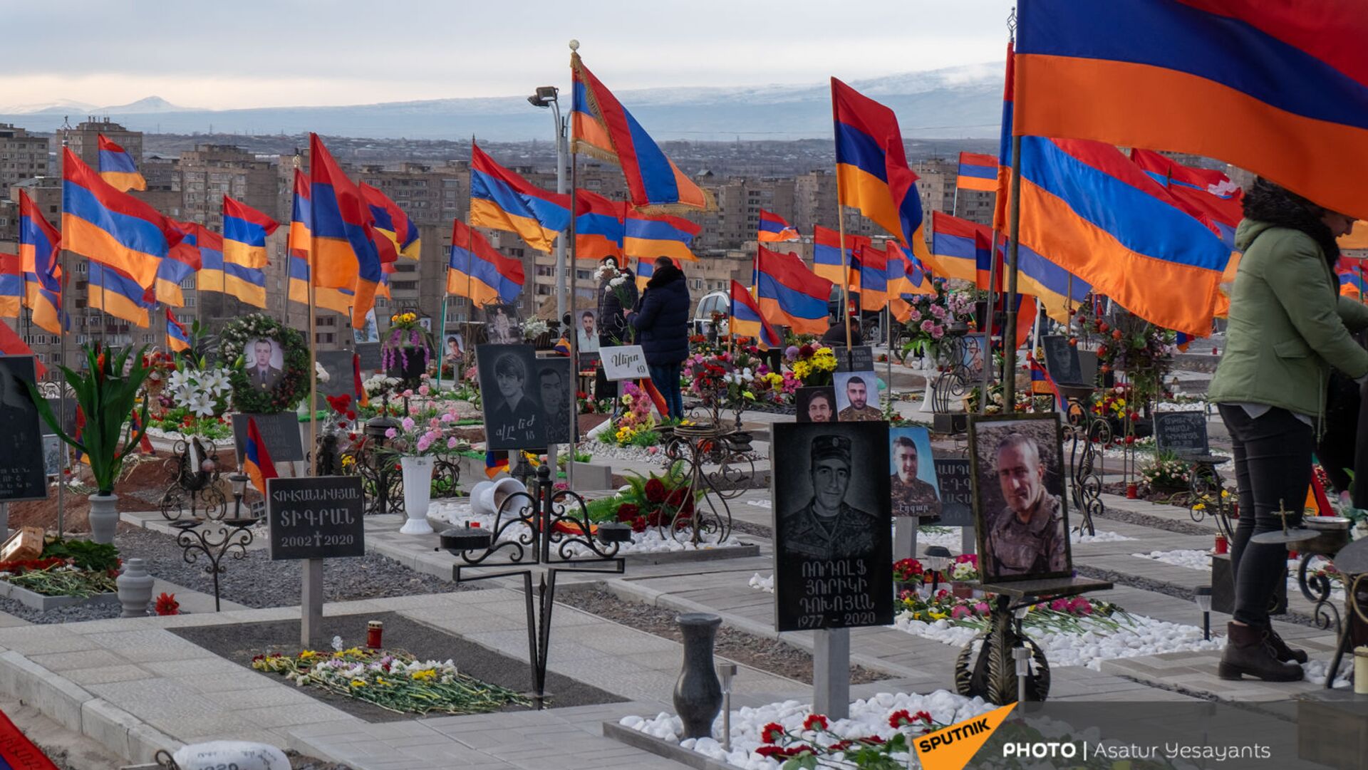 Представители Движения по спасению Родины посетили военный пантеон Ераблур (8 марта 2021). Еревaн - Sputnik Армения, 1920, 21.09.2022