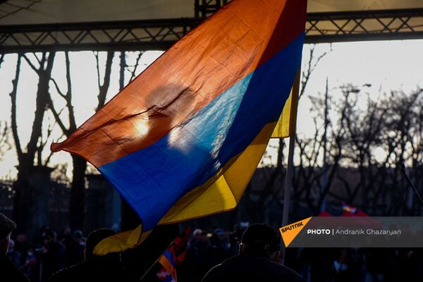 Вазген Манукян за флагом на митинге оппозиции (9 марта 2021). Еревaн Вазген Манукян за флагом на митинге оппозиции (9 марта 2021). Еревaн - Sputnik Армения