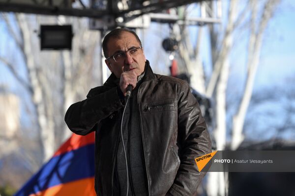 Ара Сагателян выступает перед журналистами на митинге оппозиции (9 марта 2021). Еревaн Ара Сагателян выступает перед журналистами на митинге оппозиции (9 марта 2021). Еревaн - Sputnik Армения