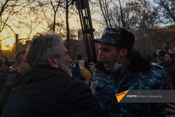 Стычка полицейских и участников митинга оппозиции (9 марта 2021). Еревaн Стычка полицейских и участников митинга оппозиции (9 марта 2021). Еревaн - Sputnik Армения