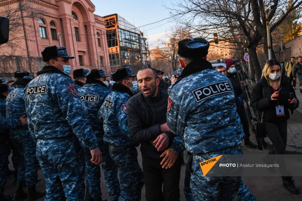 Стычка полицейских и участников митинга оппозиции (9 марта 2021). Еревaн Стычка полицейских и участников митинга оппозиции (9 марта 2021). Еревaн - Sputnik Армения