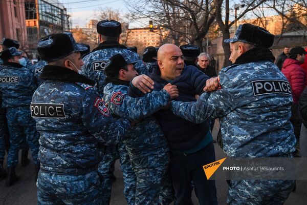 Стычка полицейских и участников митинга оппозиции (9 марта 2021). Еревaн Стычка полицейских и участников митинга оппозиции (9 марта 2021). Еревaн - Sputnik Армения