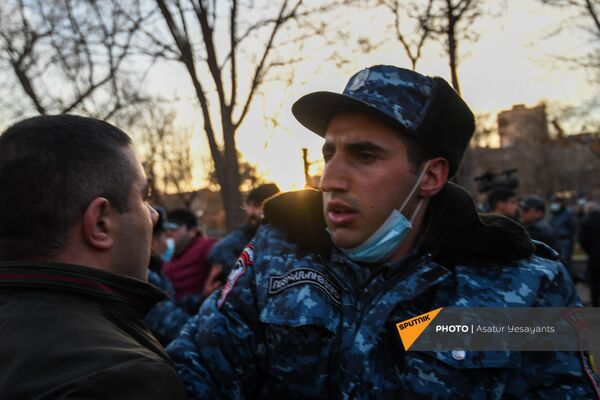 Стычка полицейских и участников митинга оппозиции (9 марта 2021). Еревaн Стычка полицейских и участников митинга оппозиции (9 марта 2021). Еревaн - Sputnik Армения