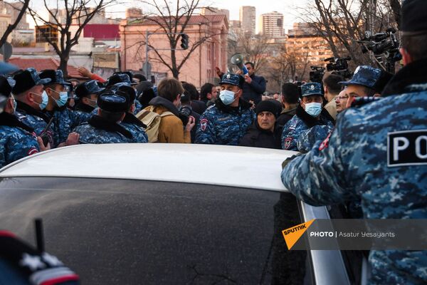 Ишхан Сагателян выступает перед журналистами на митинге оппозиции (9 марта 2021). Еревaн Ишхан Сагателян выступает перед журналистами на митинге оппозиции (9 марта 2021). Еревaн - Sputnik Армения