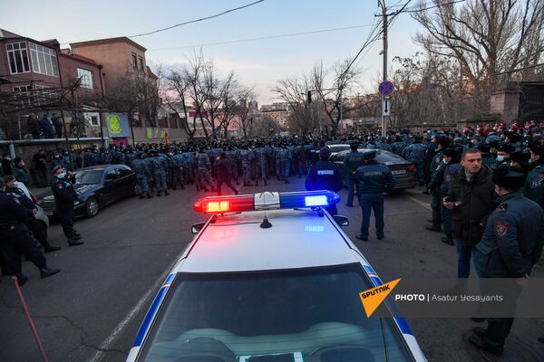 Стычка полицейских и участников митинга оппозиции (9 марта 2021). Еревaн Стычка полицейских и участников митинга оппозиции (9 марта 2021). Еревaн - Sputnik Армения