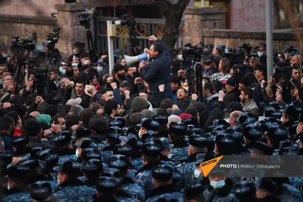Ишхан Сагателян выступает перед журналистами на митинге оппозиции (9 марта 2021). Еревaн Ишхан Сагателян выступает перед журналистами на митинге оппозиции (9 марта 2021). Еревaн - Sputnik Армения
