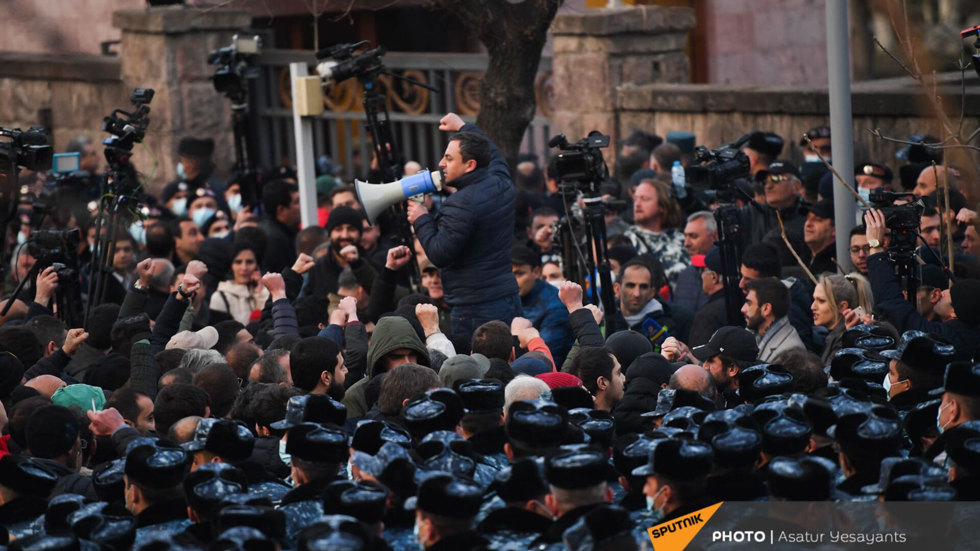  Ишхан Сагателян выступает перед журналистами на митинге оппозиции (9 марта 2021). Еревaн - Sputnik Армения, 1920, 26.10.2021