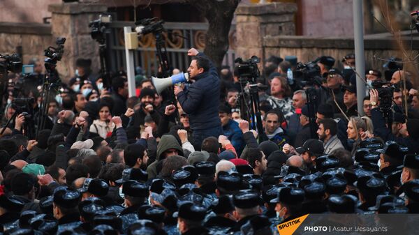  Ишхан Сагателян выступает перед журналистами на митинге оппозиции (9 марта 2021). Еревaн - Sputnik Армения
