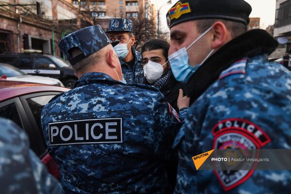 Стычка полицейских и участников митинга оппозиции (9 марта 2021). Еревaн Стычка полицейских и участников митинга оппозиции (9 марта 2021). Еревaн - Sputnik Армения