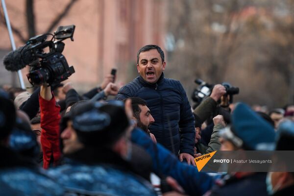 Ишхан Сагателян выступает перед журналистами на митинге оппозиции (9 марта 2021). Еревaн Ишхан Сагателян выступает перед журналистами на митинге оппозиции (9 марта 2021). Еревaн - Sputnik Армения
