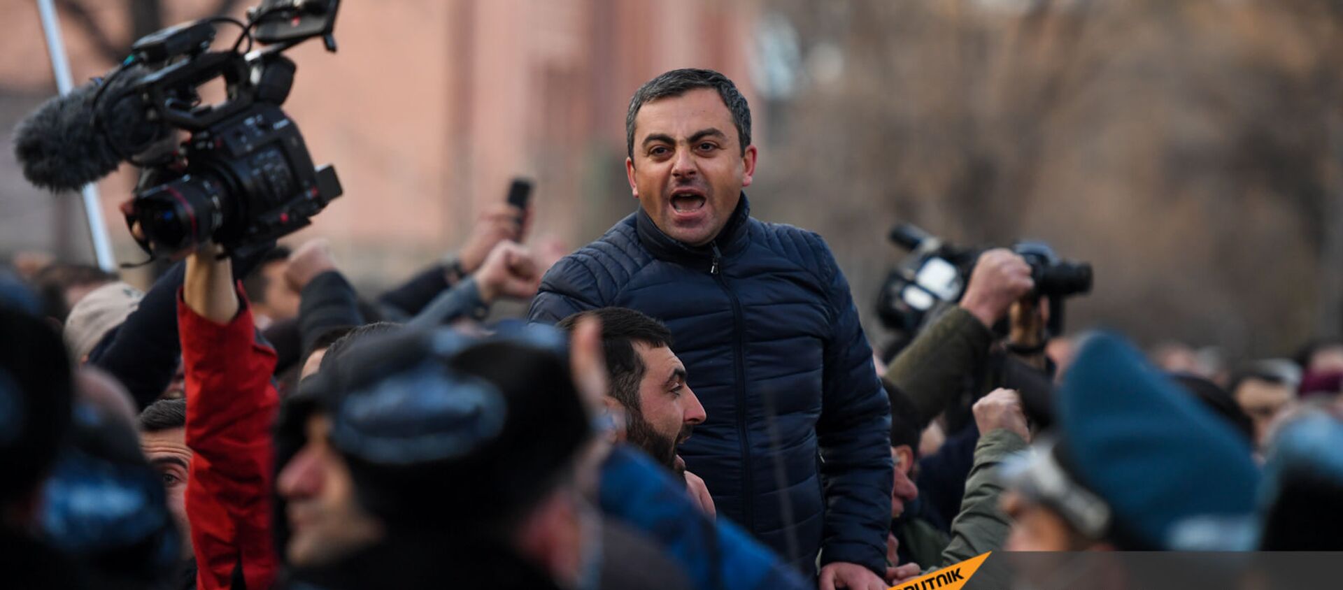 Ишхан Сагателян выступает перед журналистами на митинге оппозиции (9 марта 2021). Еревaн - Sputnik Արմենիա, 1920, 29.04.2021