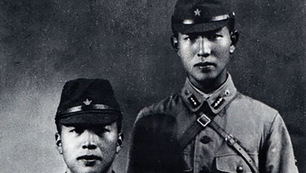  Младший лейтенант войсковой разведки японских ВС Хироо Онода (справа) - Sputnik Արմենիա