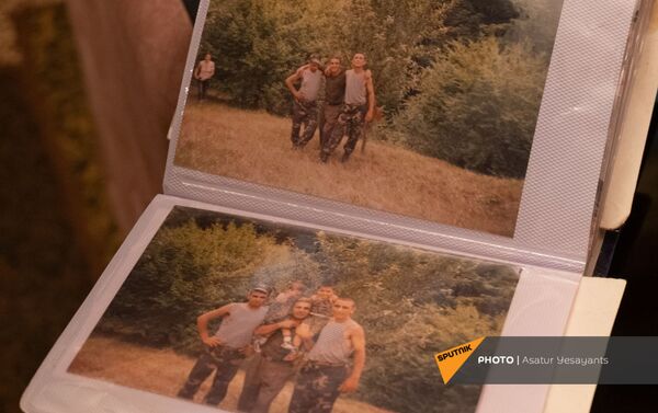 Семейные фотографии погибших в карабахской войне отца и сына Карапетян - Sputnik Армения