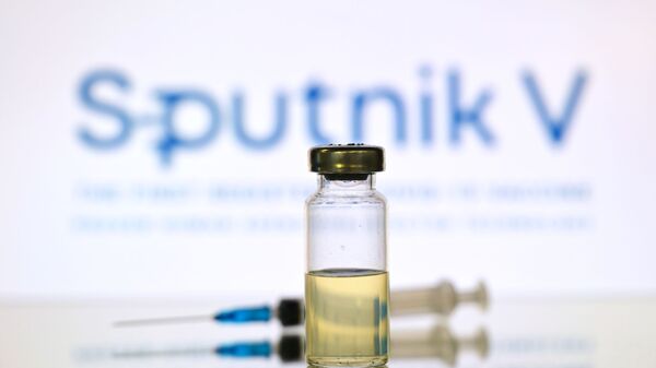 Шприц и ампула на фоне логотипа Спутник V - Sputnik Армения