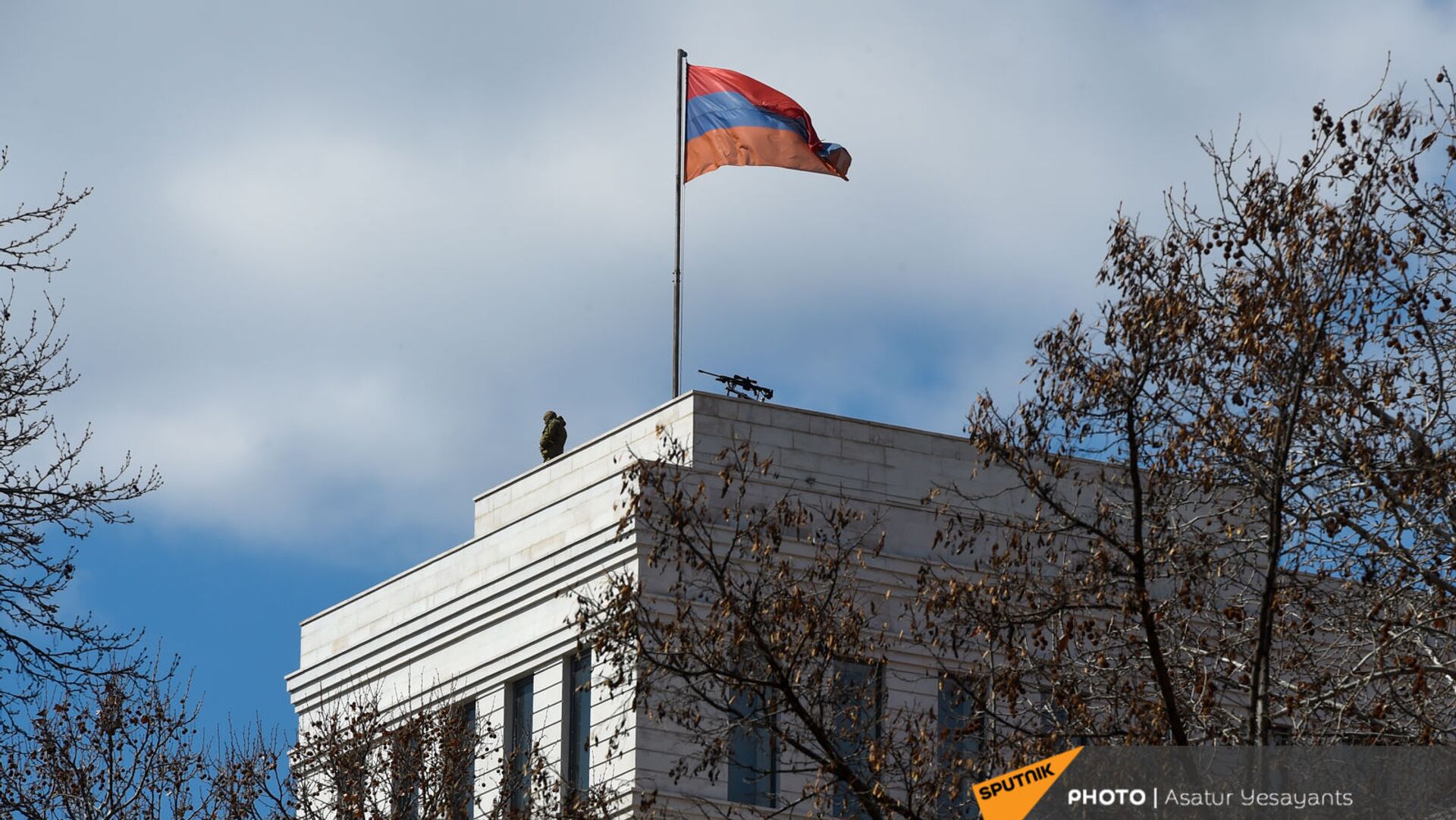 Сотрудник правоохранительных органов рядом с винтовкой на крыше здания МИД Армении (13 марта 2021). Еревaн Сотрудник правоохранительных органов рядом с винтовкой на крыше здания МИД Армении (13 марта 2021). Еревaн - Sputnik Армения, 1920, 17.11.2023