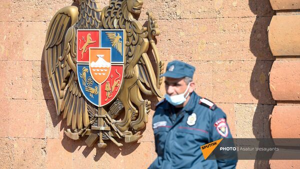 Сотрудник полиции у входа в резиденцию президента Армении (13 марта 2021). Еревaн - Sputnik Армения