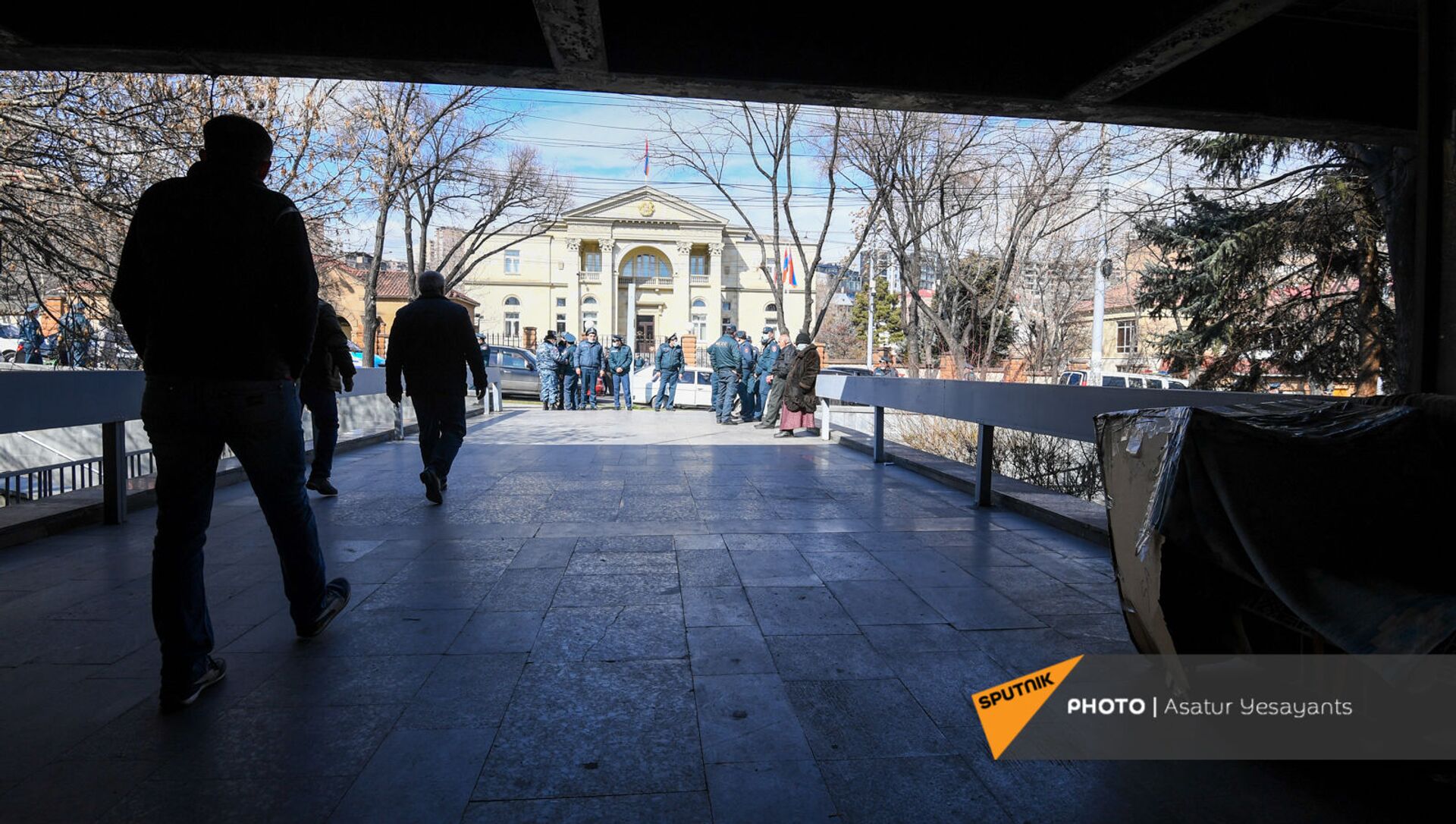 Люди выходят из станции метро Маршал Баграмян (13 марта 2021). Еревaн - Sputnik Արմենիա, 1920, 13.03.2021