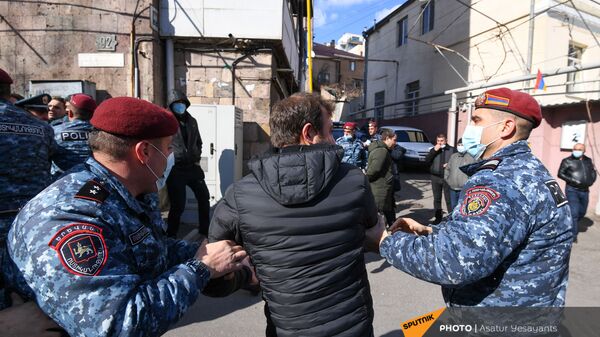 Полиция задерживает активистов на улице Зурабяна (13 марта 2021). Еревaн - Sputnik Армения