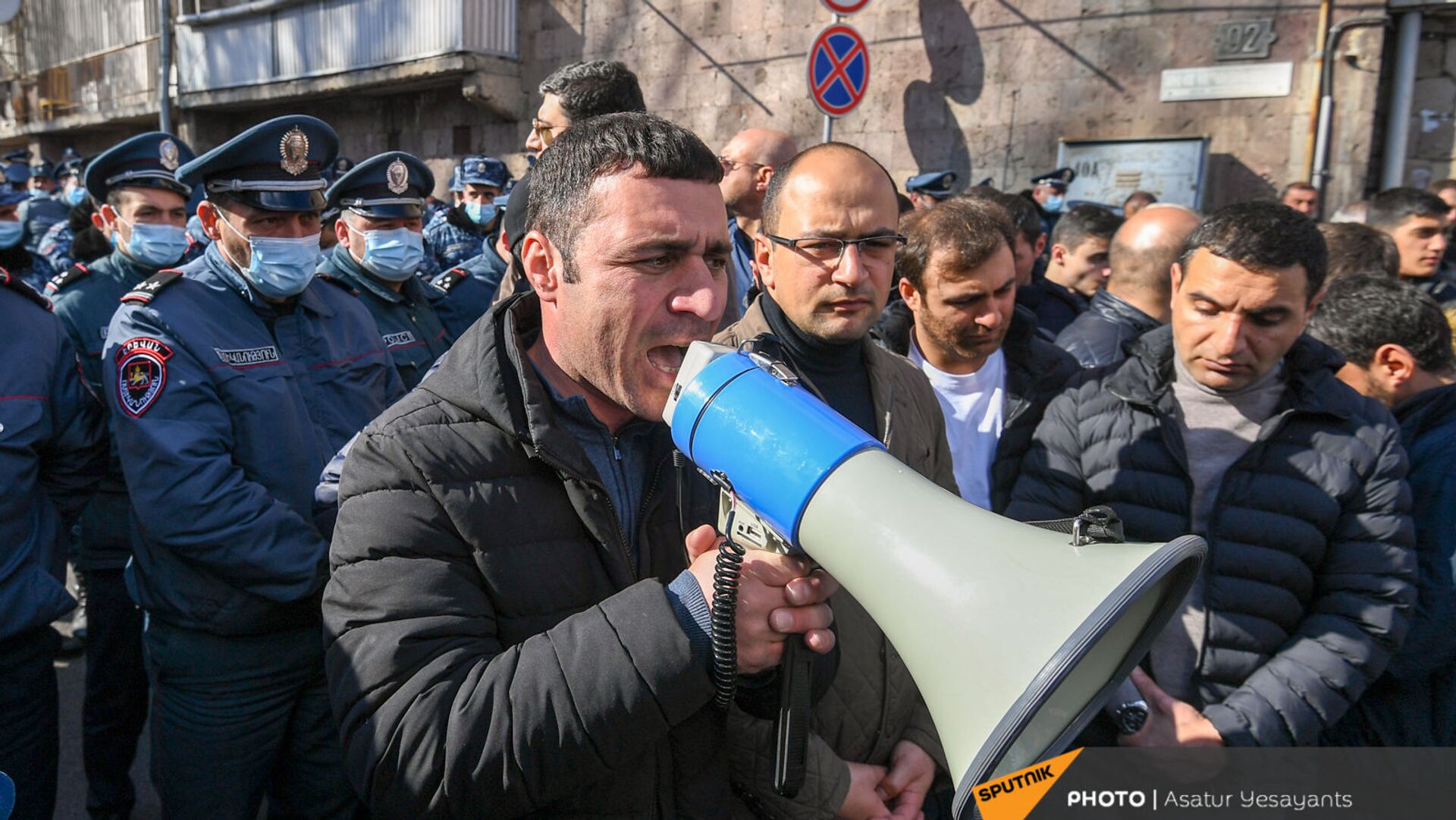 Герасим Варданян обращается к собравшимся на улице Зурабяна (13 марта 2021). Еревaн - Sputnik Армения, 1920, 04.05.2022