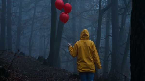 Девушка в желтой куртке с красными шарами в туманном лесу - Sputnik Армения