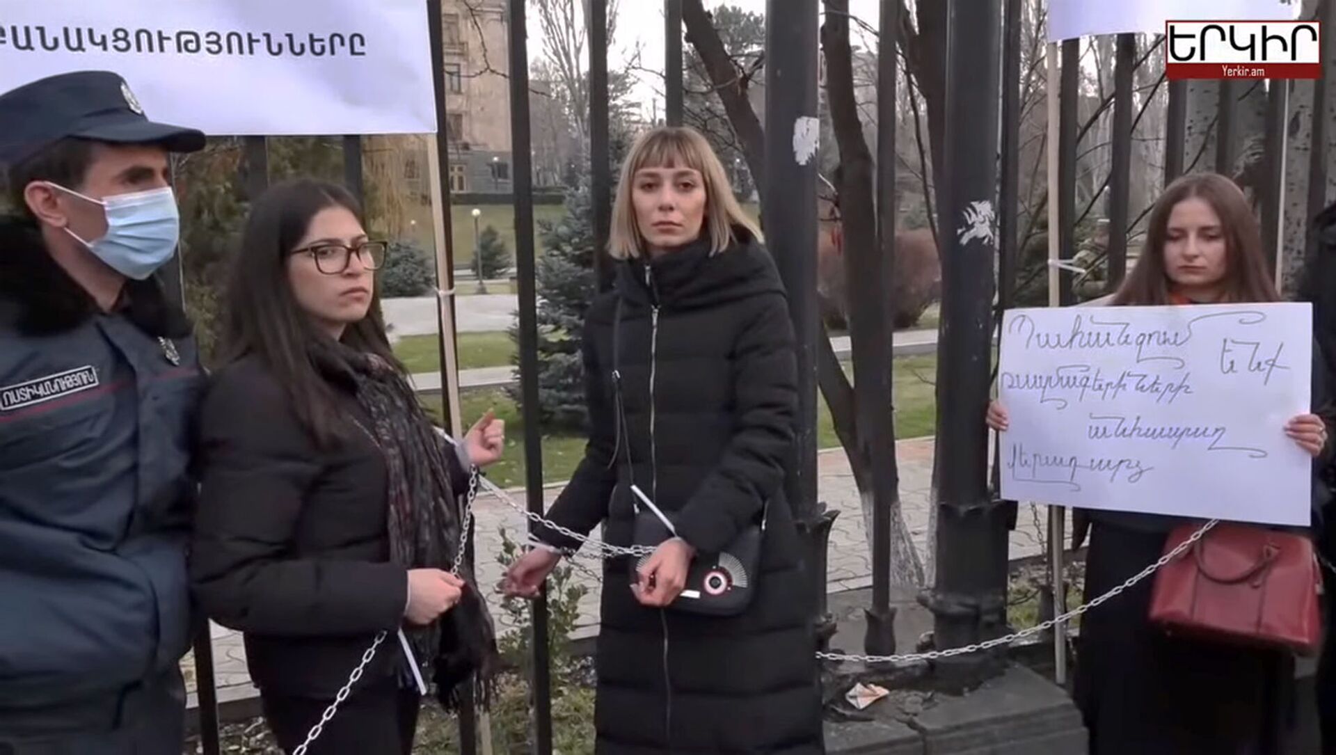 Связанные железными цепями девушки провели акцию у парламента (16 марта 2021). Еревaн - Sputnik Արմենիա, 1920, 15.04.2021
