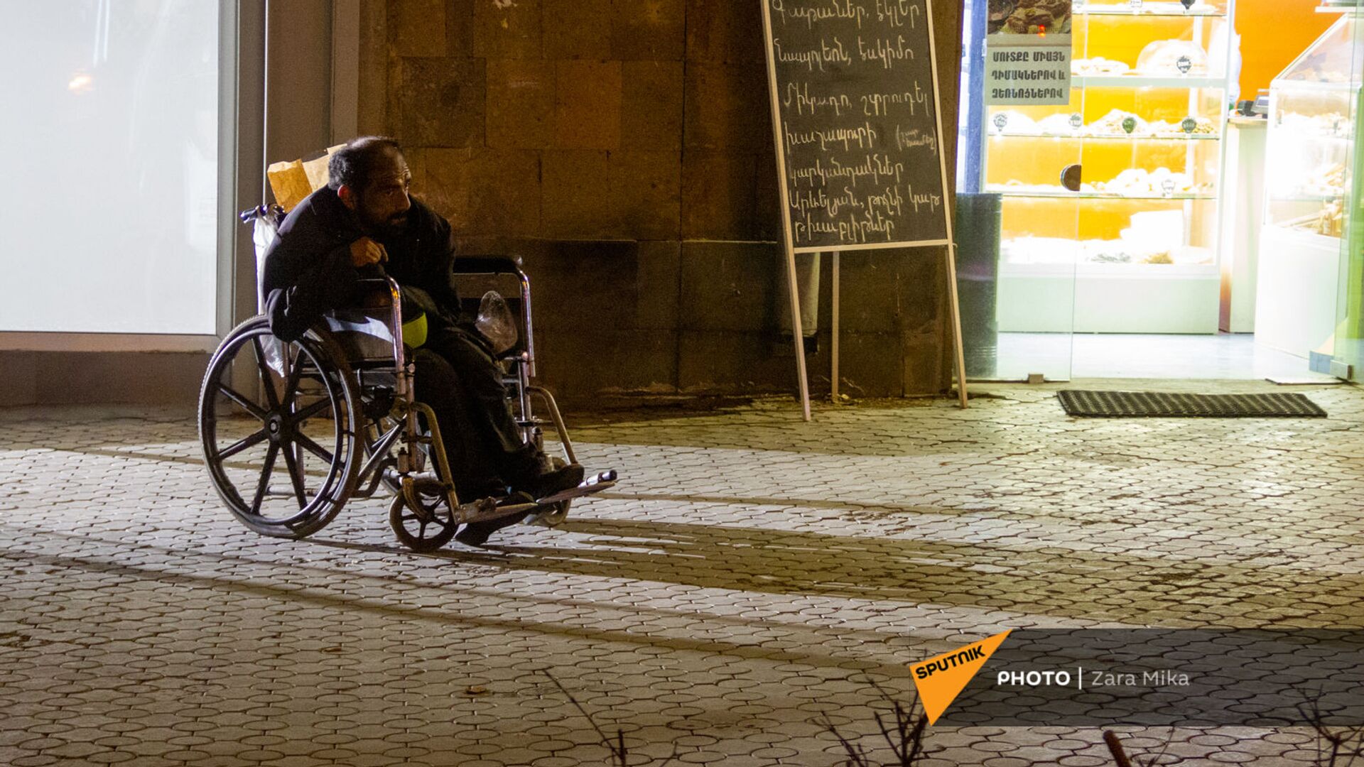 Пожилой человек в инвалидной коляске на улице Абовяна - Sputnik Армения, 1920, 03.12.2022