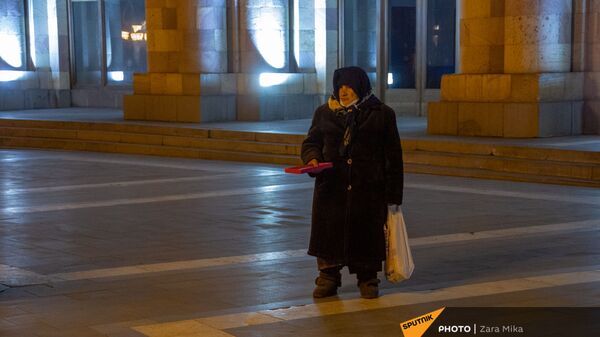 Пожилая женщина, собирающая милостыню на площади Республики - Sputnik Արմենիա