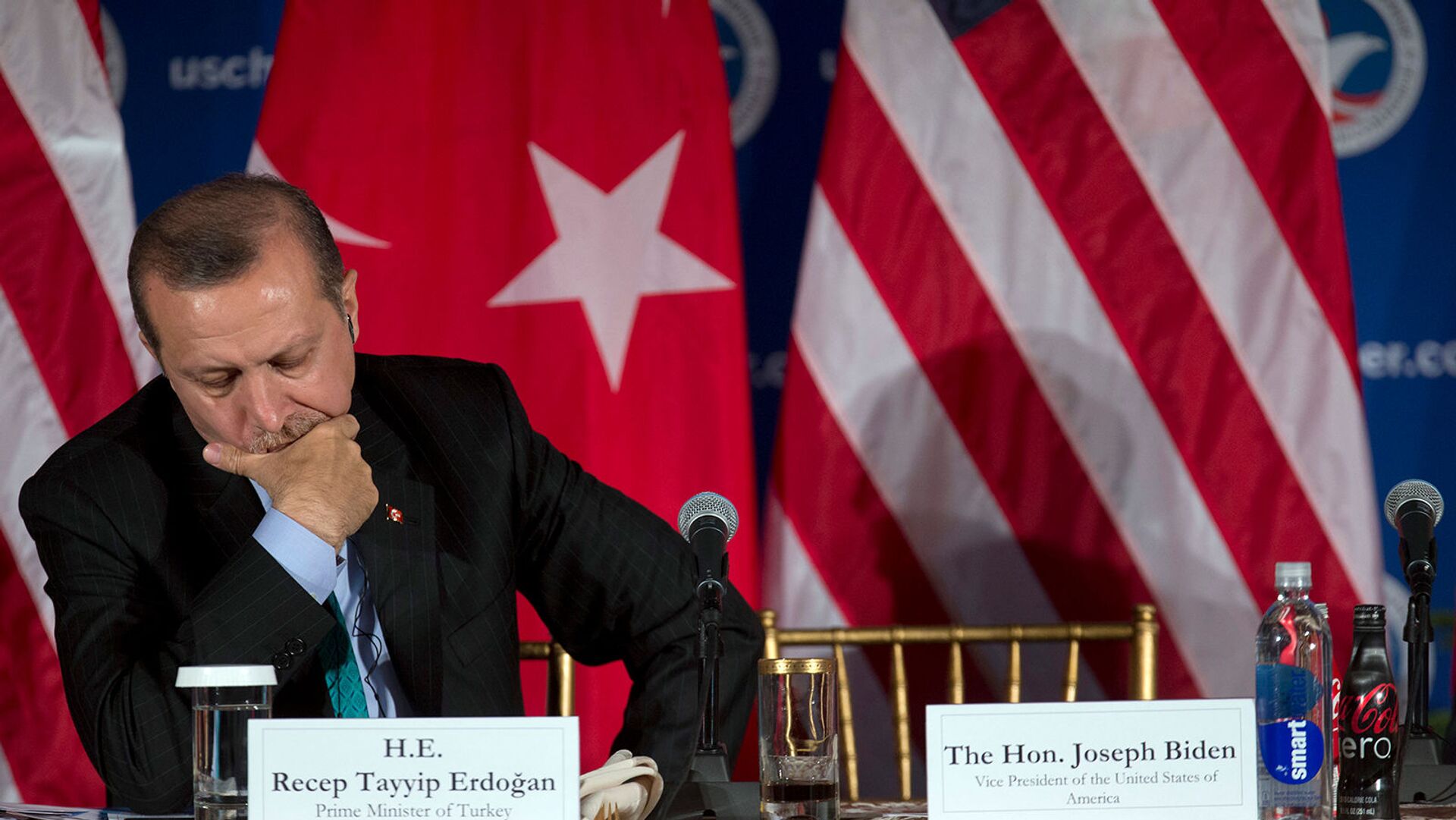 Премьер-министр Турции Реджеп Тайип Эрдоган слушает выступление вице-президента США Джо Байдена во время круглого стола, организованного Торговой палатой США (16 мая 2013). Вашингтон - Sputnik Արմենիա, 1920, 30.05.2021