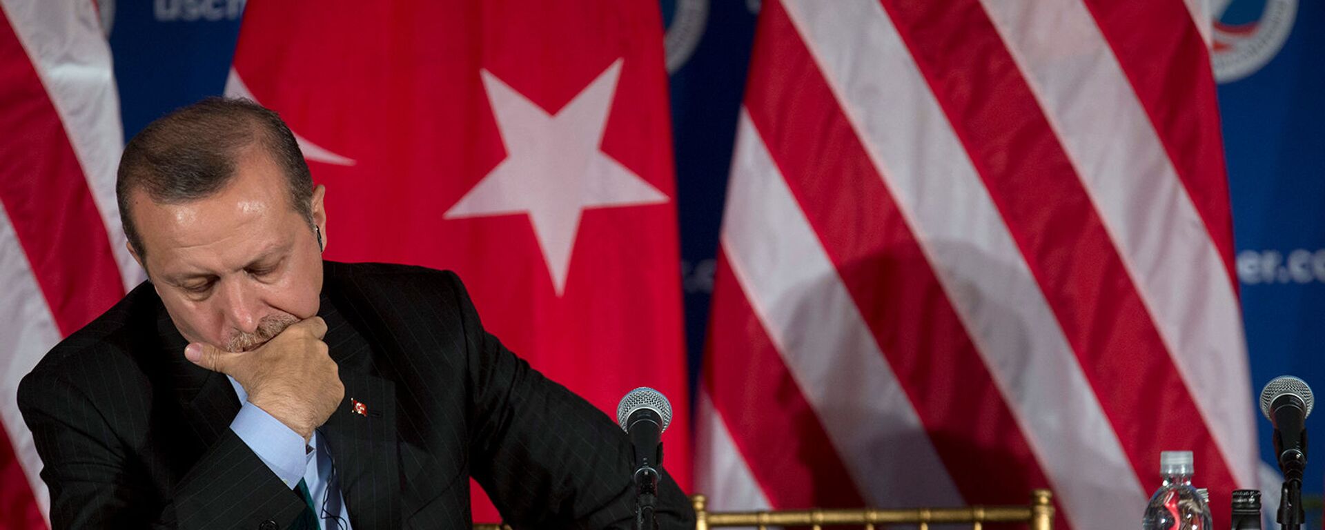 Премьер-министр Турции Реджеп Тайип Эрдоган слушает выступление вице-президента США Джо Байдена во время круглого стола, организованного Торговой палатой США (16 мая 2013). Вашингтон - Sputnik Արմենիա, 1920, 25.04.2021