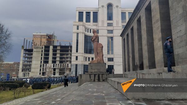 Сотрудники правоохранительных органов перед входом в министерство ОНКС перед приездом премьер-министра (17 марта 2021). Еревaн - Sputnik Армения