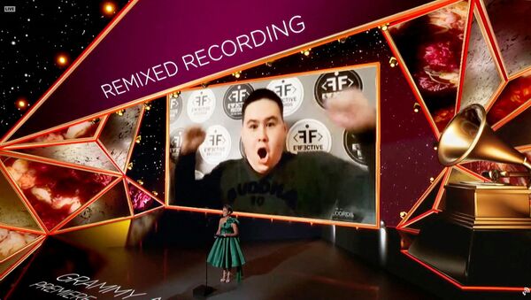 Иманбек Зейкенов принимает награду за лучшую ремикшированную запись Roses (Imanbek Remix) на 63-й ежегодной церемонии GRAMMY Awards (14 марта 2021) - Sputnik Армения