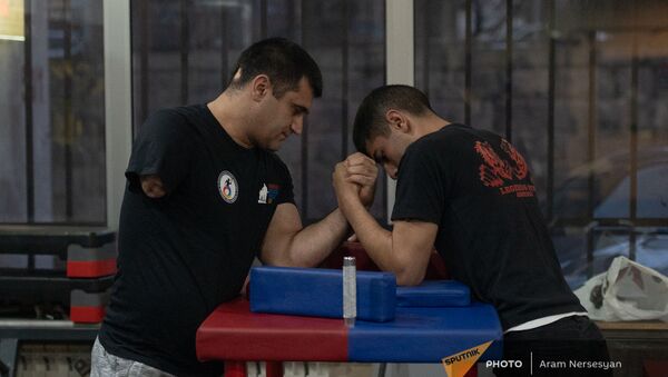 Участник последней карабахской войны Саркис Арутюнян (справа) борется с подполковником Саркисом Степаняном в спортзале Легенды Федерации спорта инвалидов РА - Sputnik Армения