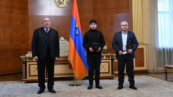 Президент Армен Саркисян наградил посмертно генерал-полковника Гургена Далибалтяна и полковника Татула Казаряна орденом Отечество (18 марта 2021). Еревaн - Sputnik Армения
