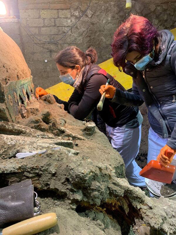 Археологи расчищают колесницу, обнаруженную недалеко от археологического парка Помпеи - Sputnik Армения