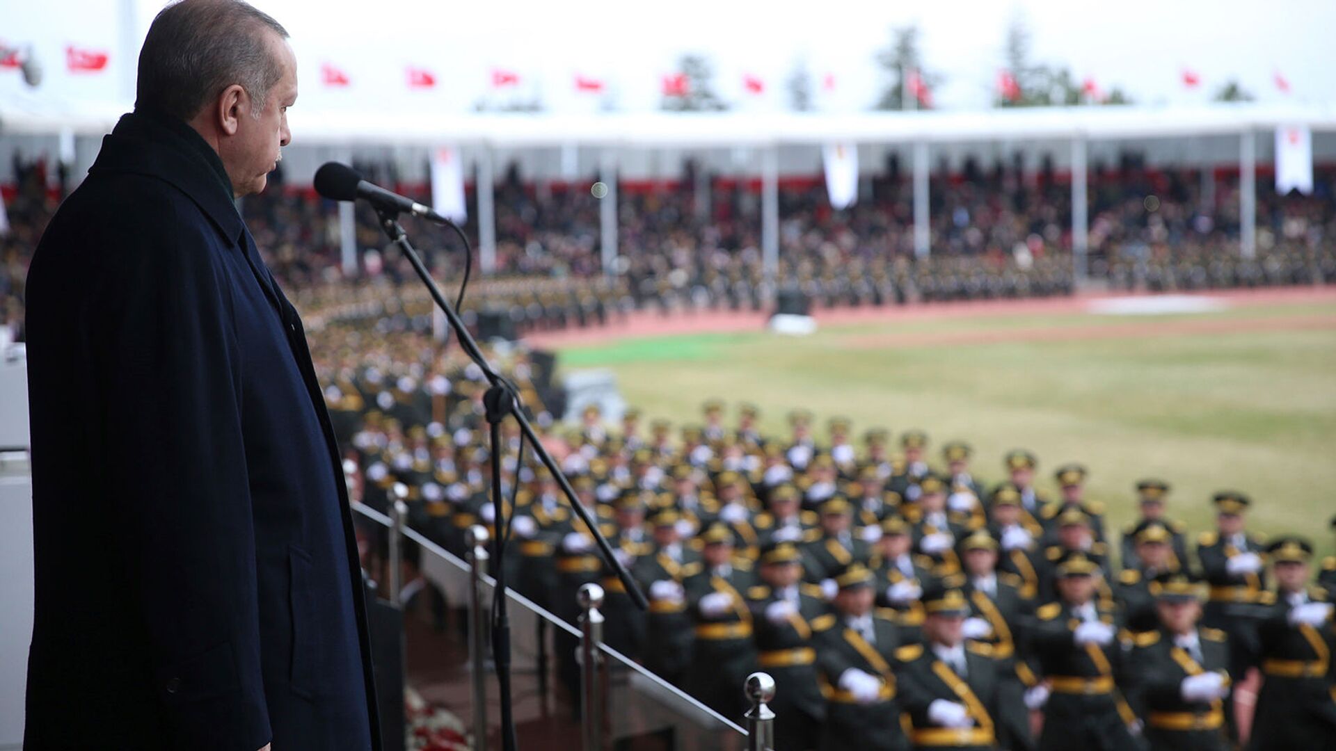 Президент Турции Реджеп Тайип Эрдоган наблюдает за военным парадом в Военной академии (23 ноября 2017). Анкарa - Sputnik Армения, 1920, 19.03.2021