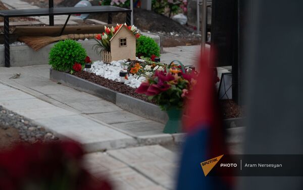 Клумба в форме домика на могиле в военном пантеоне Ераблур Клумба в форме домика на могиле в военном пантеоне Ераблур - Sputnik Армения