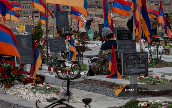 Сотрудник военного пантеона Ераблур у могилы Паргева Седракяна - Sputnik Армения