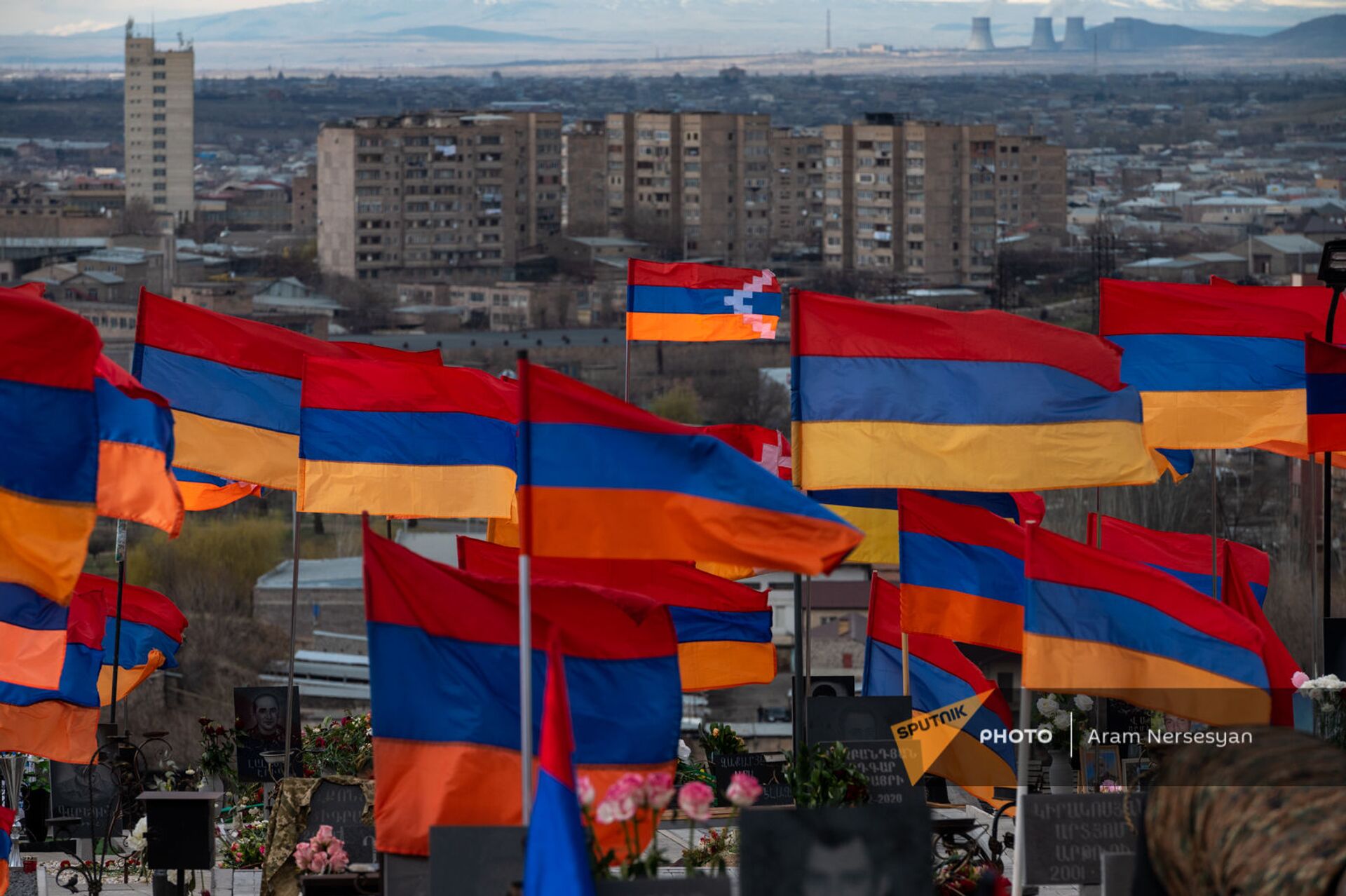 Երբեմն 20 մայր տարբեր գերեզմաններից լալիս են ու ողբում. Եռաբլուրի քահանան տեսել է դժոխքը Երբեմն 20 մայր տարբեր գերեզմաններից լալիս են ու ողբում. Եռաբլուրի քահանան տեսել է դժոխքը - Sputnik Արմենիա, 1920, 21.03.2021