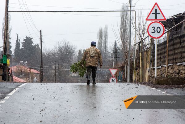Мужчина с рассадой на отремонтированной дороге в селе Айгепар Мужчина с рассадой на отремонтированной дороге в селе Айгепар - Sputnik Армения