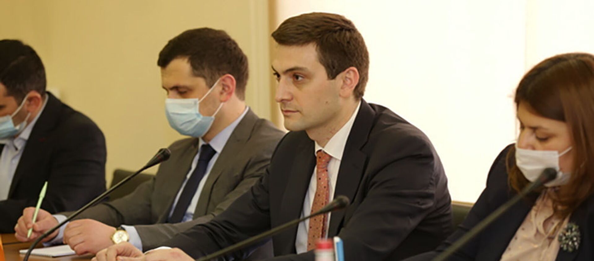 Заместитель министра территориального управления и инфраструктуры Армен Симонян принял заместителя МИД Исламской Республики Иран Мохсена Бахарванда (19 марта 2021). Еревaн - Sputnik Արմենիա, 1920, 19.03.2021