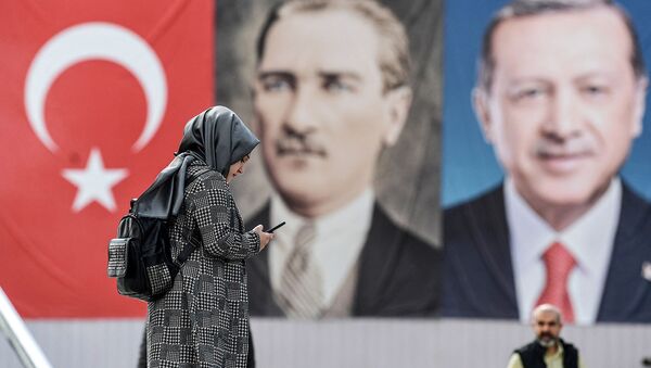 Женщина перед портретами президента Турции Реджепа Тайипа Эрдогана и основателя современной Турции Мустафы Ататюрка (11 мая 2018). Стамбул - Sputnik Արմենիա